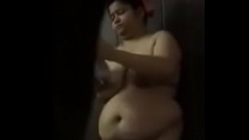 indian bhabi expose her mega tits while dress changing